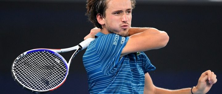 Медведев вышел в четвертьфинал турнира в Париже