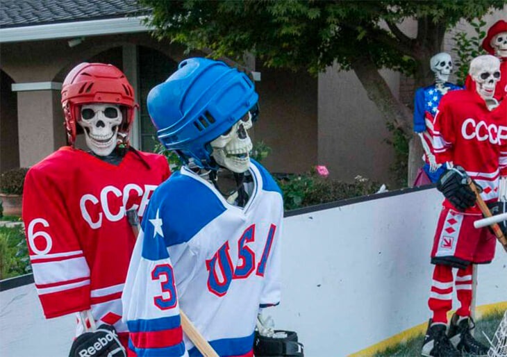 Фанатка хоккея воссоздала великий матч СССР – США в честь Хэллоуина используя скелеты