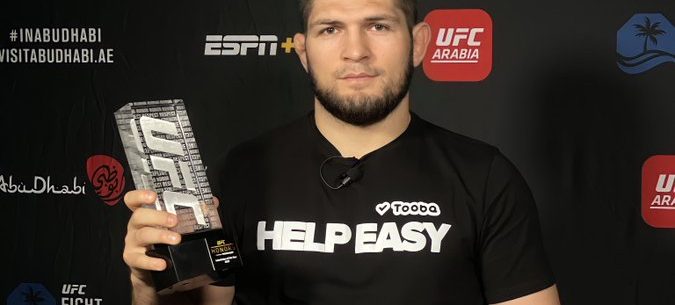 Хабиб получил награду от UFC за лучший прием года (видео)