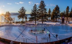 В матче НХЛ на берегу замерзшего озера случился конфуз