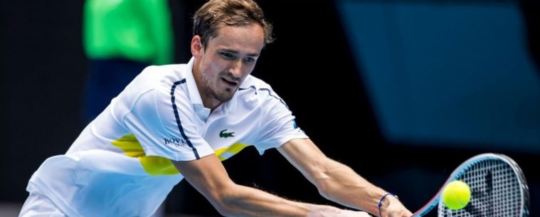 Медведев с трудом прошел в 1/8 финала Australian Open