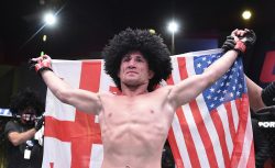 Грузинский боец UFC курьезно разбил голову об лед...