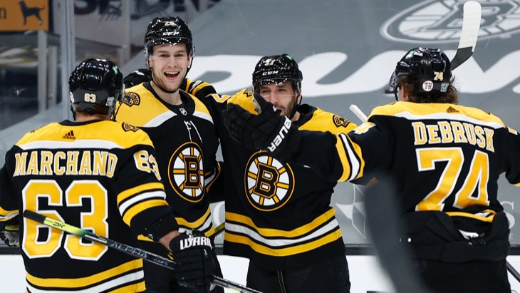 Хоккеисты «Бостона» празднуют победную шайбу в овертайме