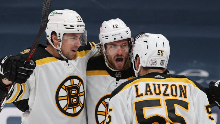 Хоккеисты команды «Бостон» радуются победной шайбе