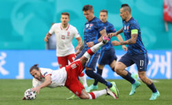 Чехия и Словакия начали чемпионат Европы с неожиданных...